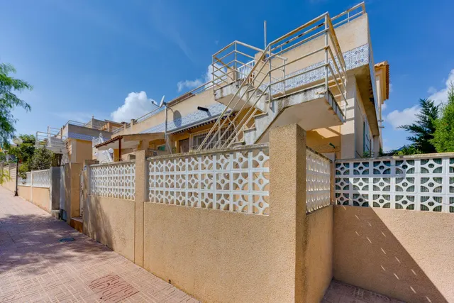 Bungalow con solárium, orientación sur y vistas a la piscina comunitaria — 25