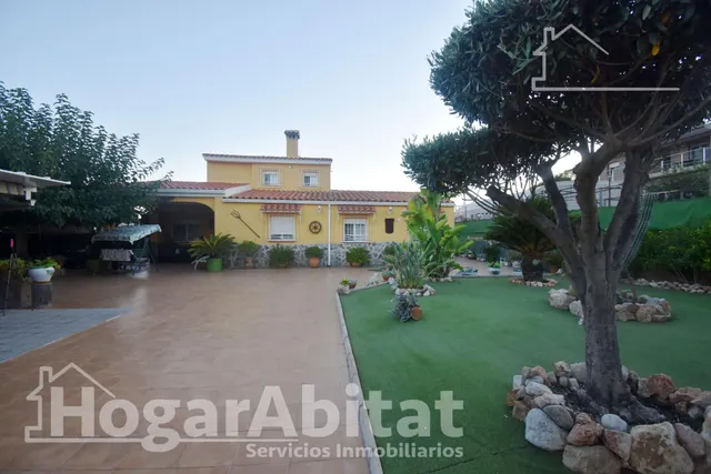 ¡Encantador Chalet! Muy amplio y sofisticado, con gran garaje, terraza, jardín y parcela — 49