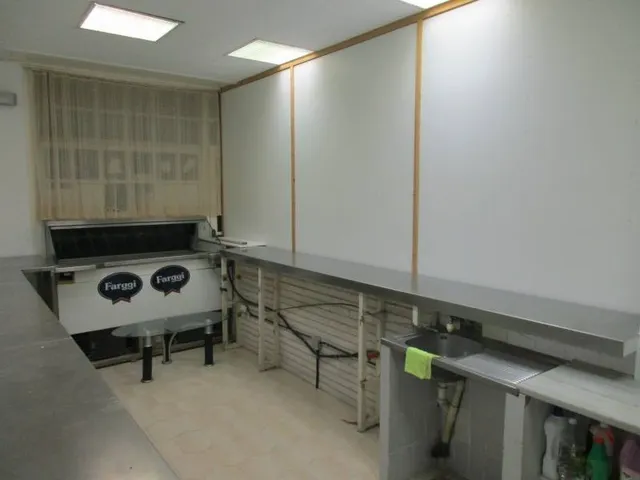 Local comercial en alquiler en centro de la población de l'Ampolla — 4