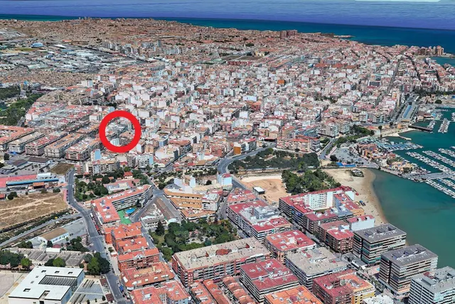 Apartamento céntrico y espacioso (89 m2 - 2.ª planta) con 4 dormitorios, balcón orientado al sur y a tan solo 550 m de la playa. — 48