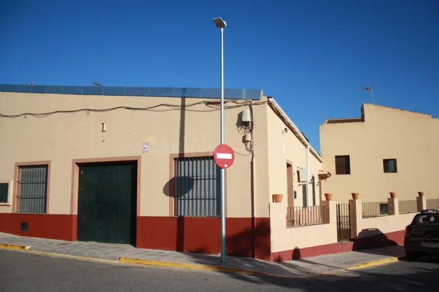 Local, oficina y cochera de alquiler en un mismo conjunto. - foto 3