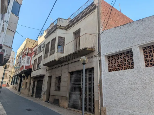 GRAN VIVIENDA CON LOCAL COMERCIAL EN CALLE RAMÓN Y CAJAL!