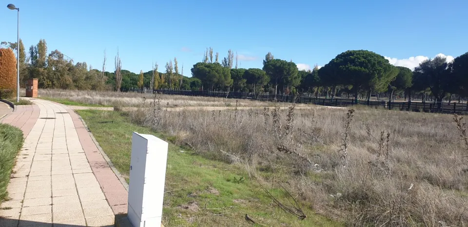 Urbis te ofrece parcelas urbanas en Aldeamayor de San Martín, Valladolid.