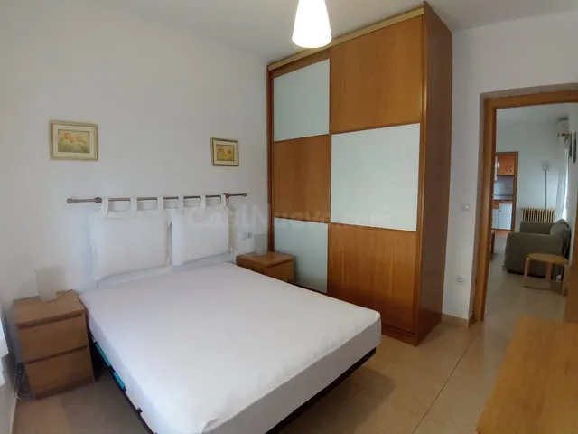PISO AMUEBLADO DE DOS DORMITORIOS EN PLANTA BAJA, CON AMPLIO SALÓN, COCINA INDEPENDIENTE Y PATIO. CALEFACCIÓN DE GAS INDIVIDUAL, AIRE ACONDICIONADO, ARMARIOS EMPOTRADO. — 5