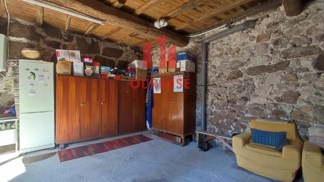 CASA DE PIEDRA CON PATIO Y TERRAZA CON BUENAS VISTAS EN LA ZONA DE CASTRELO. — 29