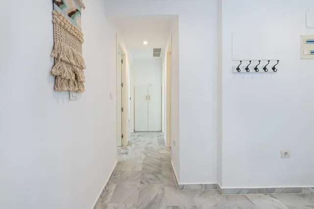 Piso reformado con gran terraza al sur, vistas verdes, garaje y piscina en Benalmádena Pueblo — 17