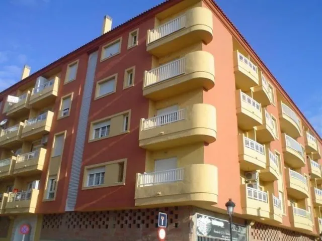 LOCAL EN BRUTO CON MUCHAS POSIBILIDADES, ZONA DE MUCHO PASO