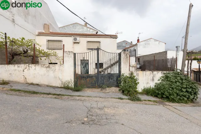 Título: Vivienda amplia con cochera y dos patios en zona cén - foto 3