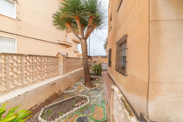 Amplio Chalet independiente en Santiago de la Ribera por €285,000 — 2
