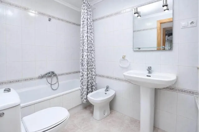 Bungalow esquinero renovado con terraza privada y piscinas comunitarias — 9