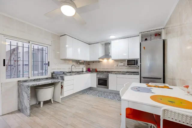 Elegante Propiedad Doble con Vistas al Campo y Acabados de Lujo — 33