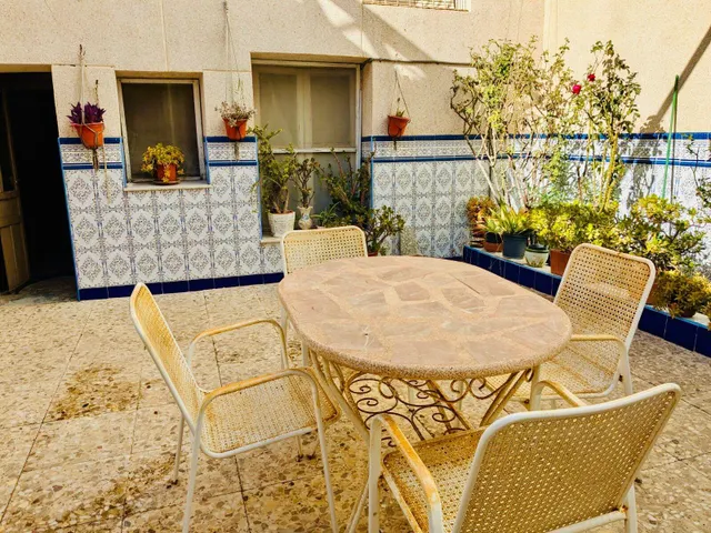 Casa de pueblo de grandes dimensiones en Guardamar pueblo. — 2