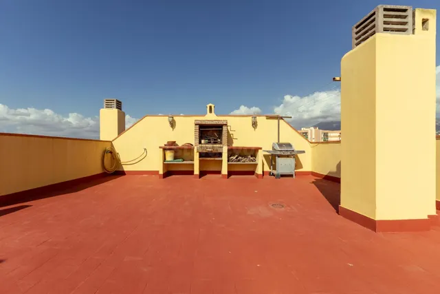Ático con 100 m2 de espacio exterior, vistas panorámicas y garaje en el centro de Fuengirola – 375.000 € — 2