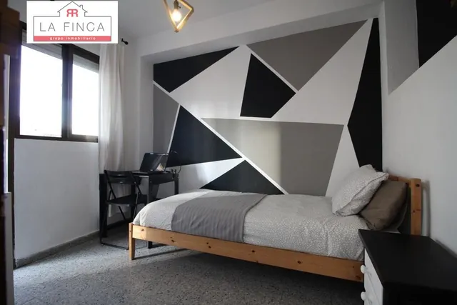 Edificio  con local comercial en plena Calle Victoria — 12