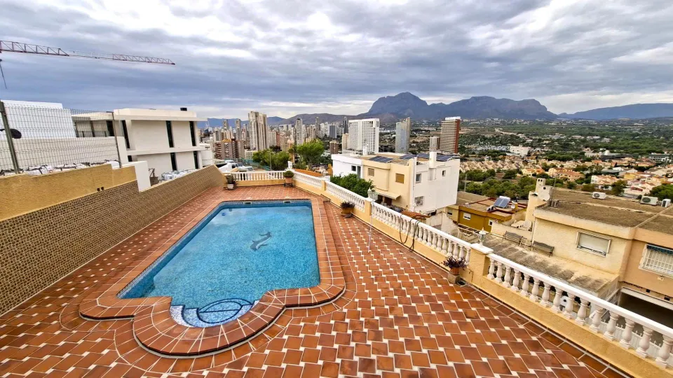ESPECTACULAR CHALET EN BENIDORM CON APARTAMENTO DE VERANO