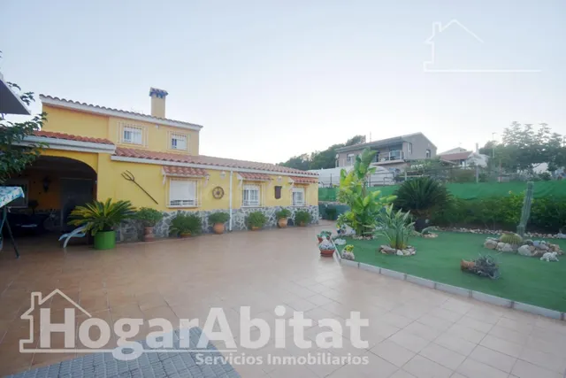 ¡Encantador Chalet! Muy amplio y sofisticado, con gran garaj