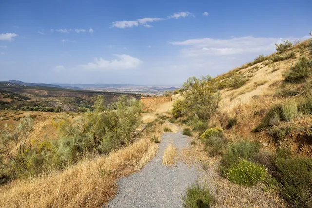 En Venta Maravilloso Paraje Natural, a medio camino entre Granada y Sierra Nevada, a veinte minutos en coche, desde cada una de ellas. — 14