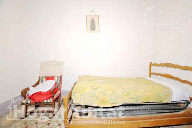 Amplia casa esquinera con terraza y trastero en el centro — 35