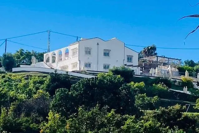 Villa exclusiva con piscina privada y casa de invitados independiente — 32