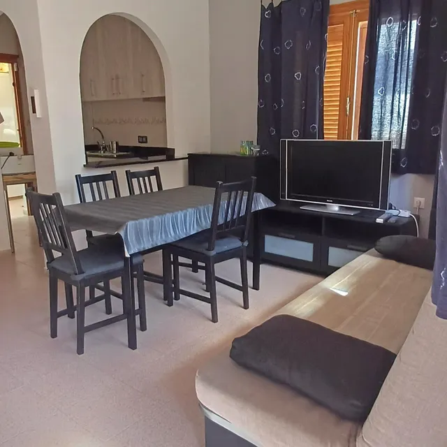 Amplia vivienda en urbanización con aparcamiento y piscina — 3