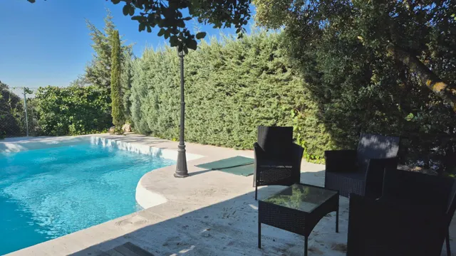 Precioso chalet con espectacular piscina y jardín autóctono — 14