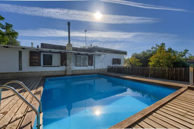 CHALET INDEPENDIENTE DE UNA PLANTA CON APARTAMENTO, PISCINA  - foto 3