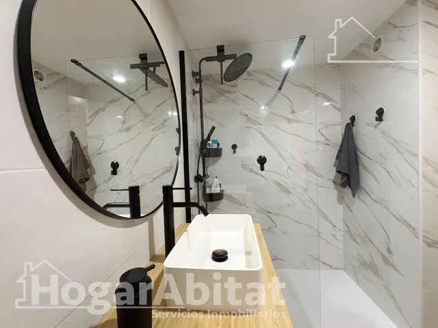 ¡Hogar de lujo! Amplio, sofisticado y reformado, con patio y garaje, todo amueblado — 42