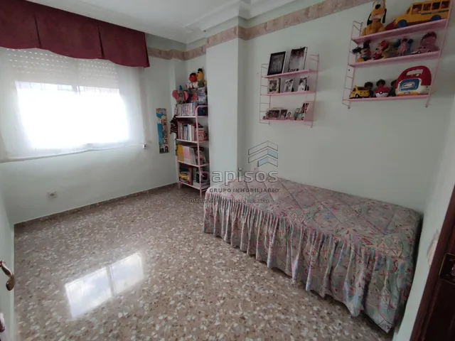 PISO DE CUATRO habitaciones SIN ASCENSOR. MUY BUENA ZONA — 10