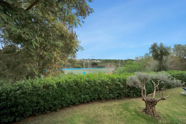 Alquiler larga temporada - Villa Privada con Piscina y Amplio Jardín en Cerrado de Elviria, Marbella — 48