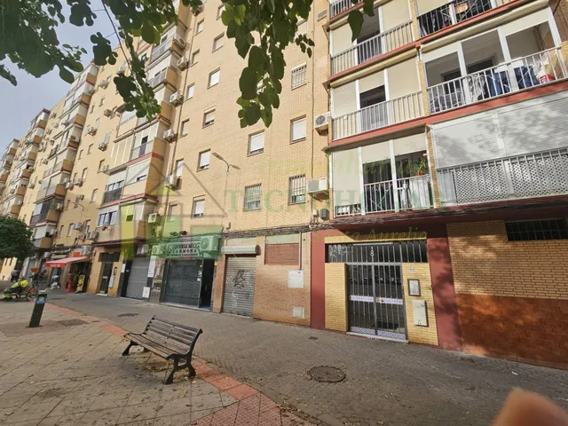 ¡Local reformado en venta en Plaza del Generalife, Sevilla! - foto 4