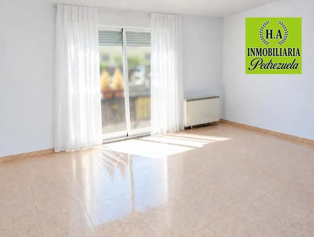 Oportunidad Única: Piso Luminoso en Pedrezuela con Plaza de 
