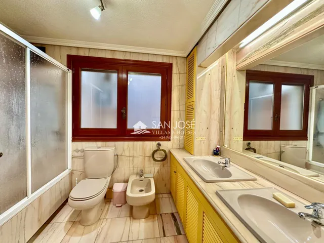 SE VENDE CASA CON PISCINA EN GLORIETA DE NOVELDA. — 18