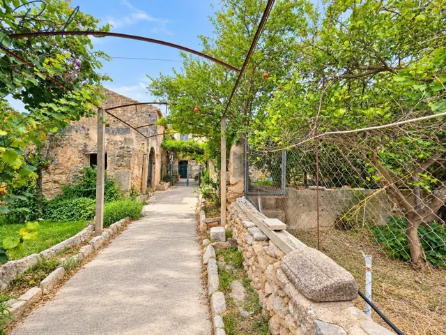Casa señorial a reformar con bodegas, gran patio y garaje en Consell — 19