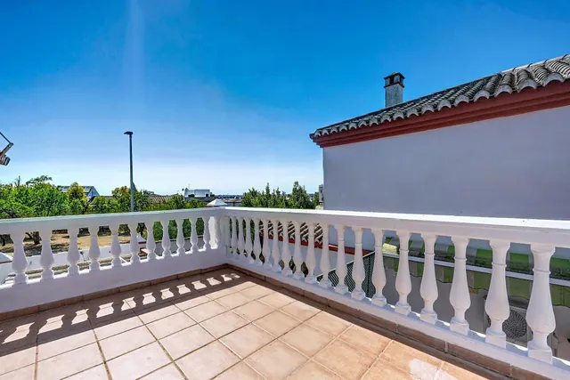 Gran casa unifamiliar con piscina privada, 4 dormitorios y semisótano. — 19