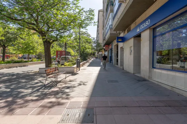 Local comercial amplio y polivalente en zona peatonal – La Chana, Granada — 29