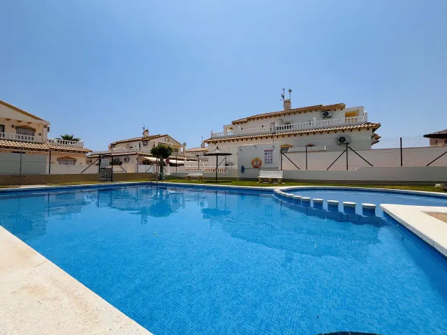 ADOSADO DE 3 DORMITORIOS Y 2 BAÑOS EN ORIHUELA COSTA (PLAYA FLAMENCA) — 6