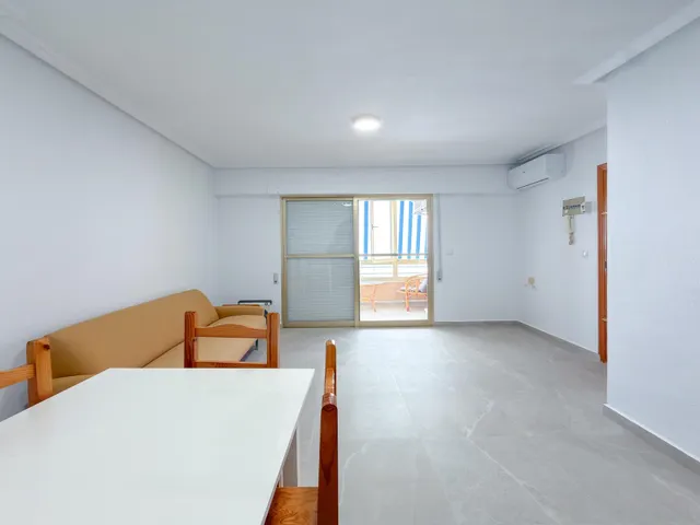 OPORTUNIDAD! Fantástico apartamento reformado con confortable terraza y vistas despejadas (210 Mts playa) — 15
