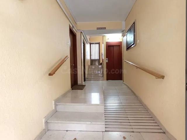 Piso de 59m2 con PLAZA DE GARAJE. Distribuido en tres dormitorios, salón, cocina y baño — 2