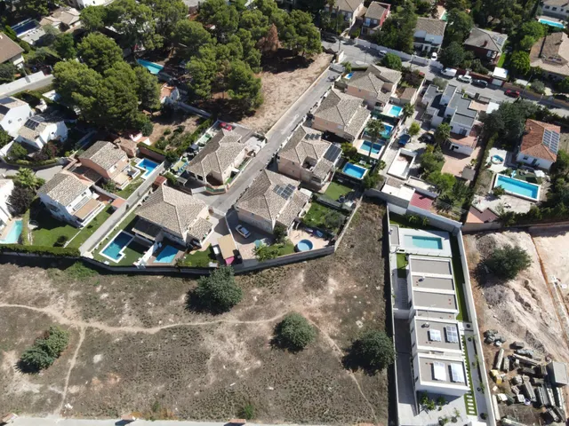 PARCELA URBANA DE 696 m2 EN MONTE COLORADO — CREA EL CHALET QUE IMAGINAS — 36