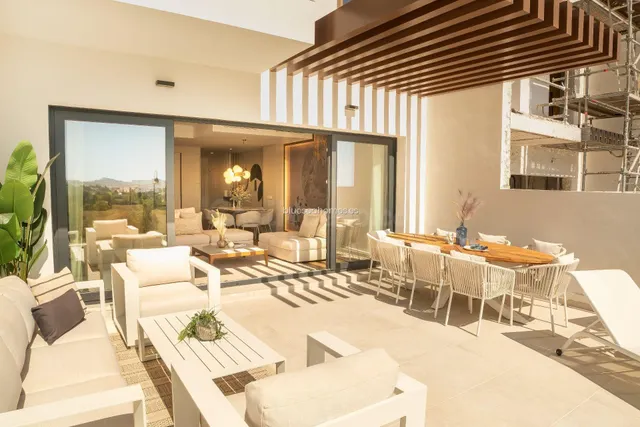 Venta de villa con cuatro dormitorios en Mijas Costa, Málaga - foto 2