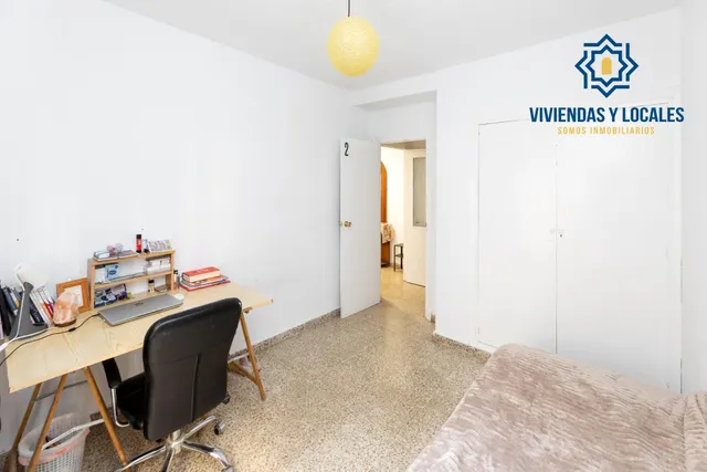 Venta de piso de 4 dormitorios y 2 baños en Granada (Zona Centro) — 15