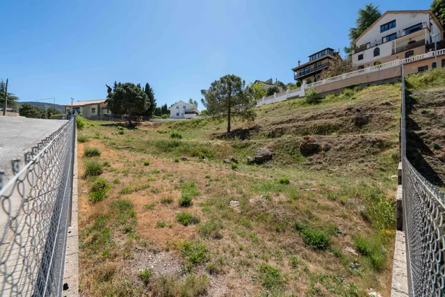 Parcela urbana de 2.000 m2 en la Zubia en un entorno único. — 7