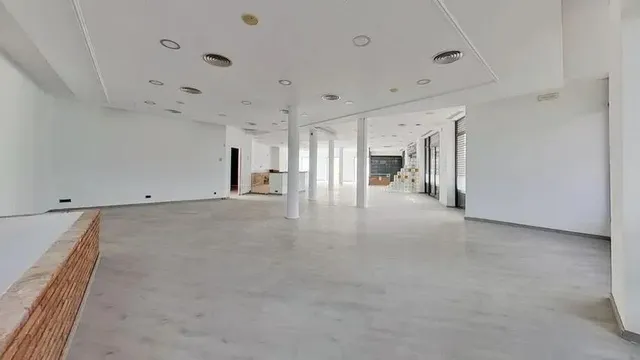 LOCAL EN VENTA EN EL PRAT DE LLOBREGAT (Barcelona). — 13