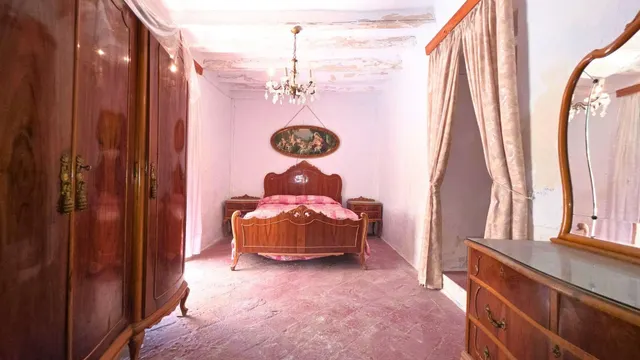 ¿Buscas espacio sin límites? 400 m2 de puro potencial en el corazón de Uleila. — 22