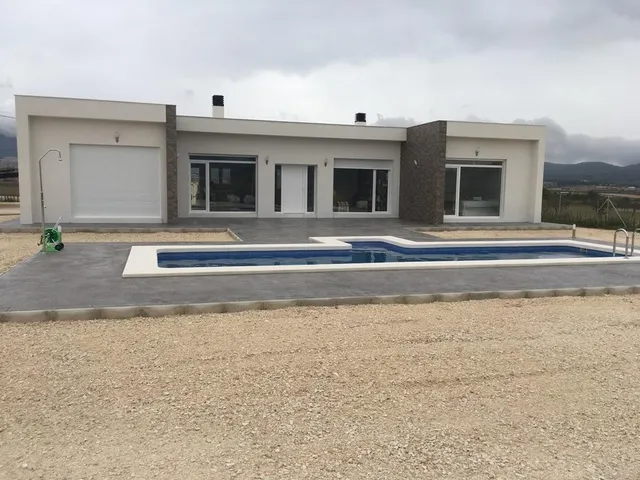 VILLAS DE OBRA NUEVA EN PINOSO — 3