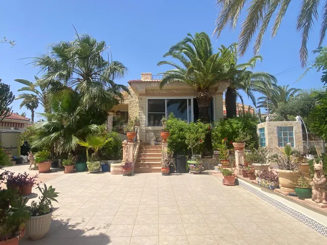 Chalet independiente con piscina y vistas en Ciudad Quesada 
