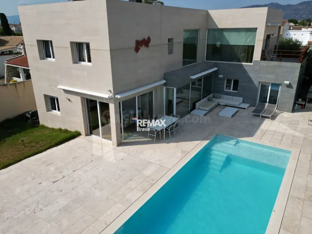 Empuriabrava | Exclusiva villa contemporánea con piscina pri - foto 5