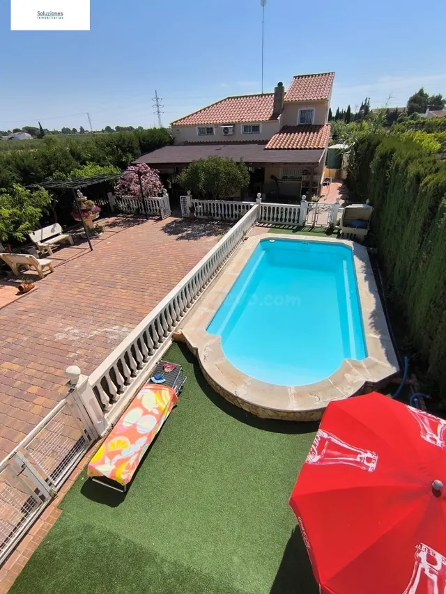 Chalet independiente con piscina privada a solo 4 km de Alba