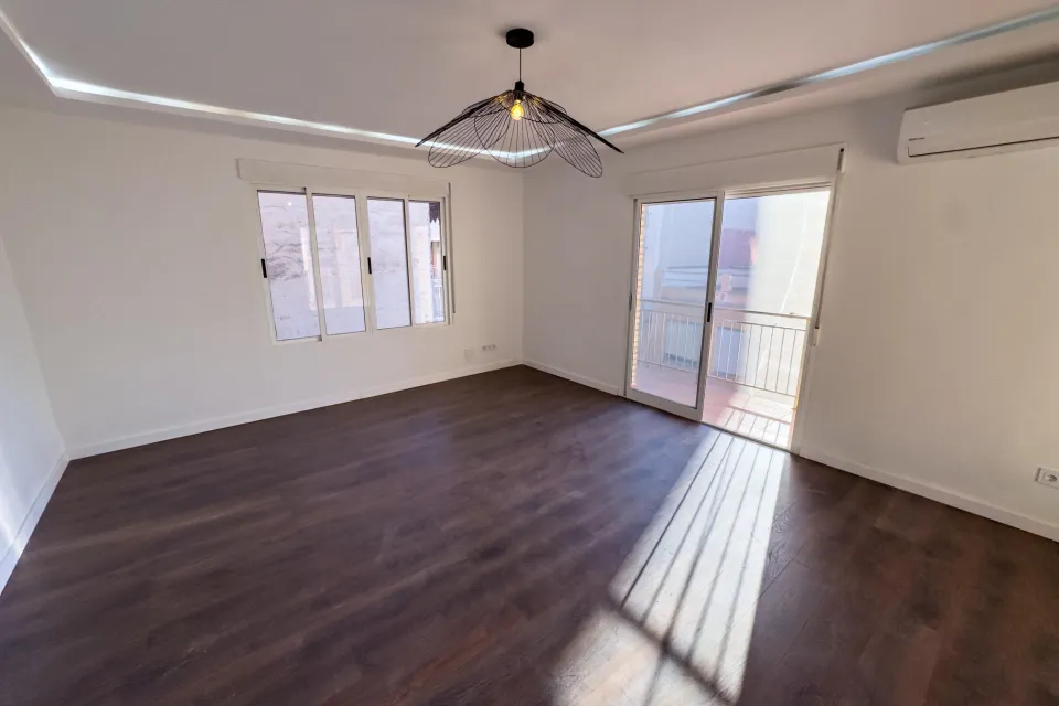 Amplio piso reformado en segunda línea de la Playa del Cura — 142 m2, 4 dormitorios, vistas al mar y orientación suroeste