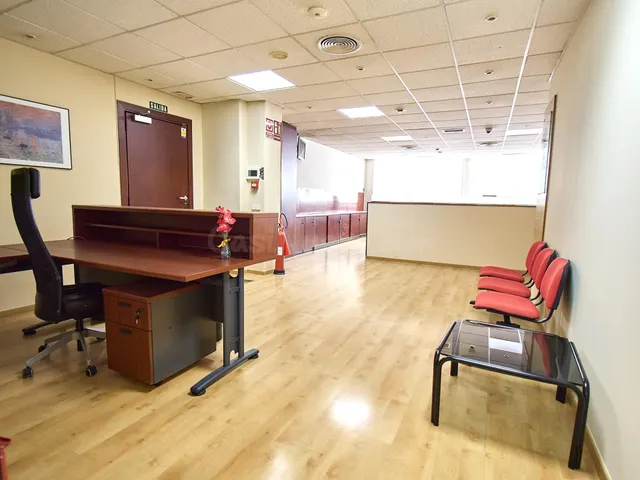 Se vende oficina profesional en la c/Pujades, esquina c/Álav - foto 2